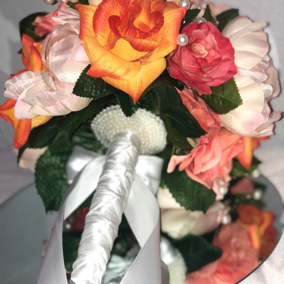 Beautiful artificial flowers bouquet - Picture 5 of 5